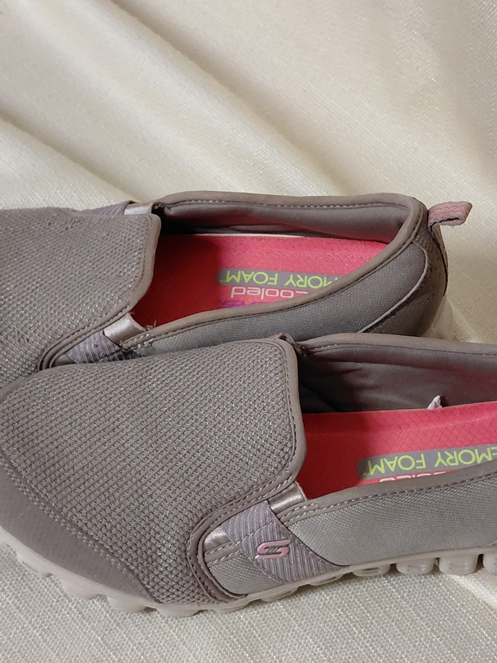 Skechers Taupe Slip-On Casual Loafers w/ Memory Foam Insole Womens Size 8 - Picture 2 of 5